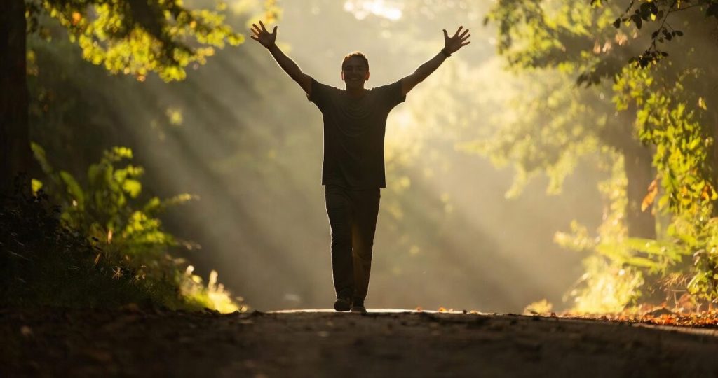 Ricominciare dopo la separazione — persona che cammina verso la luce